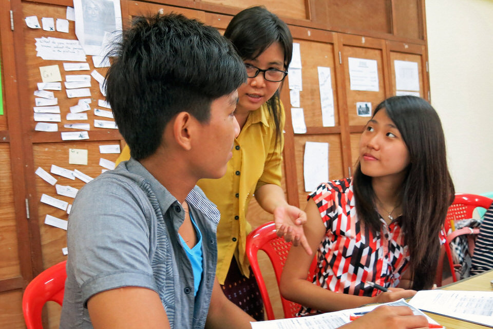 Students in Cetana English Proficiency Center with teacher Chaw Su.